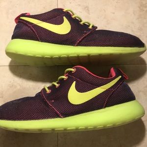 Nike Roshe Woman’s size 9 Preloved Sneakers GUC
